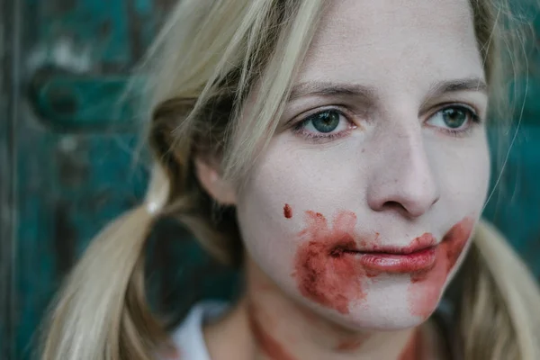 Serial killer or zombie woman — Stock Photo, Image