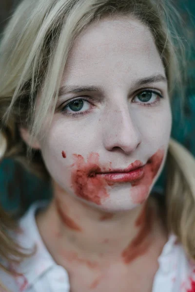 Tueur en série ou zombie femme — Photo