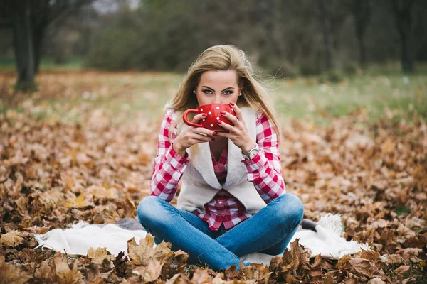 Frau trinkt im Freien — Stockfoto