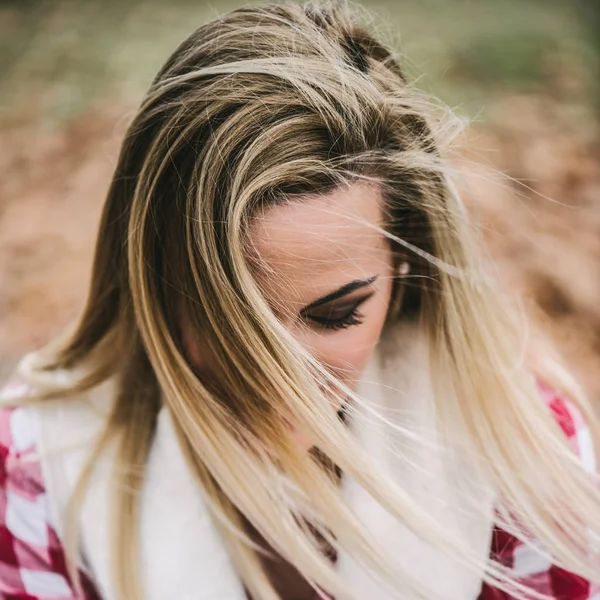 Vrouw buiten portret — Stockfoto