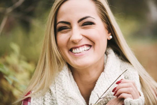 Boldog nő mosolyog — Stock Fotó