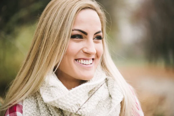 Mujer feliz sonriendo — Foto de Stock