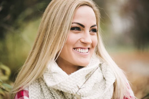 Mujer feliz sonriendo — Foto de Stock