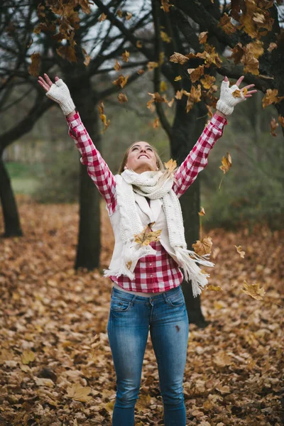 Donna felice che gioca con foglie autunnali — Foto Stock