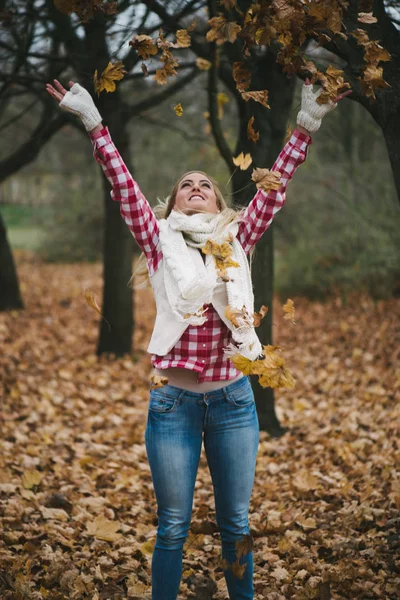 Happy woman playing with autumn leaves — Stock Photo, Image
