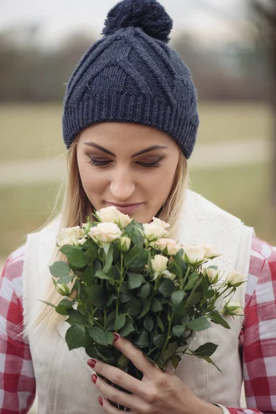 Portret van een jonge vrouw met rozen — Stockfoto