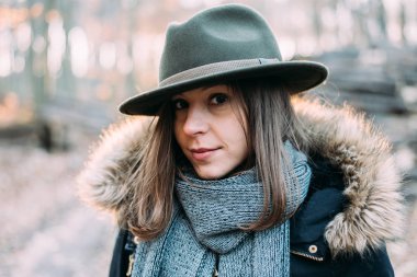 keçe şapkalı kadın