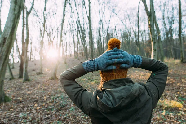 Femme avec les mains derrière la tête — Photo