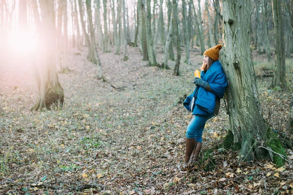 Donna con thermos nella foresta — Foto Stock