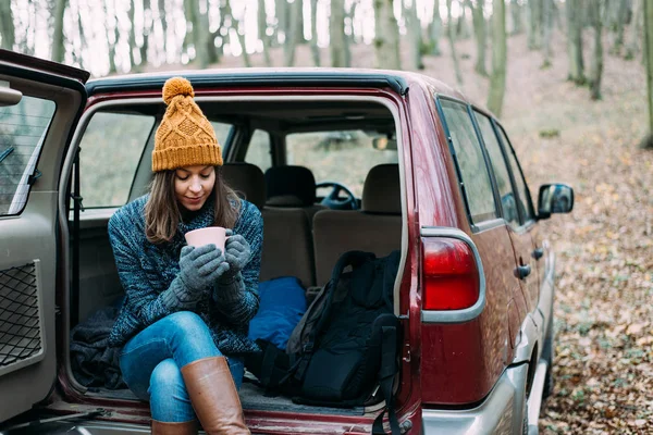 Off road araç çay içme kadın.