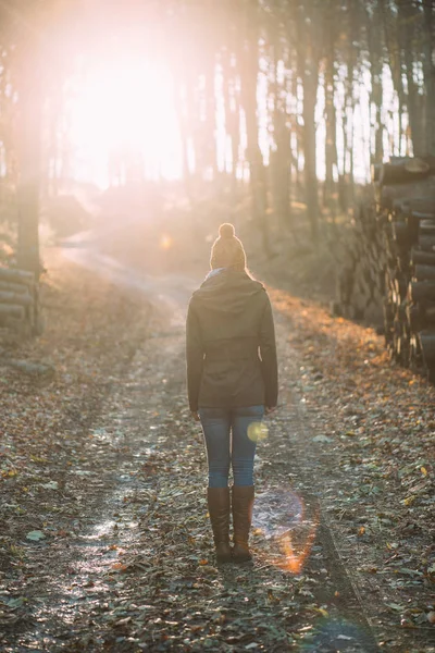 Donna nella foresta autunnale — Foto Stock