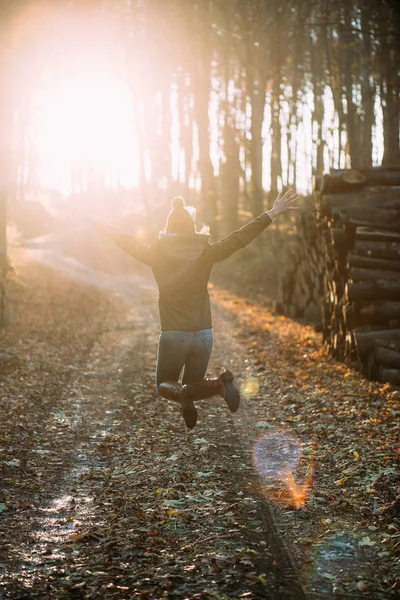 Saltando donna nella foresta autunnale — Foto Stock