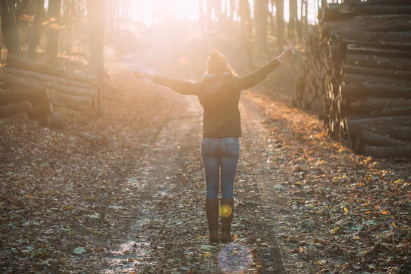 Woman with open arms — Stock Photo, Image