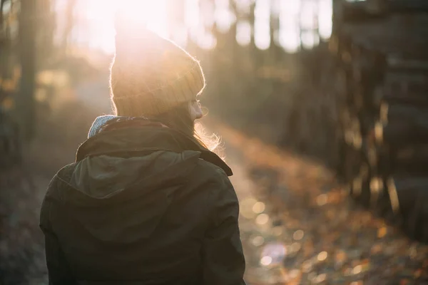 Vrouw in herfstbos — Stockfoto