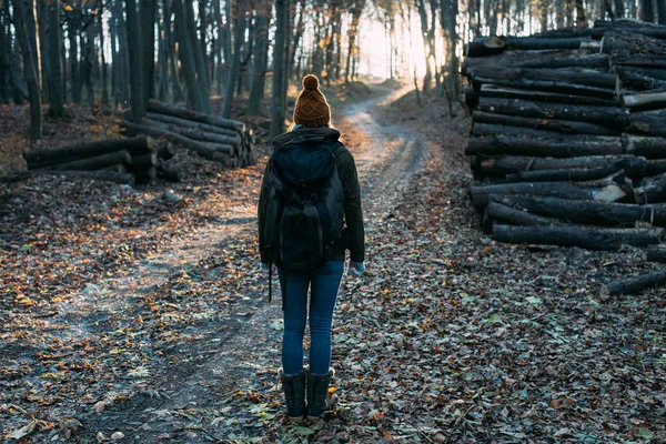 Nő a hátizsák őszi erdő — Stock Fotó