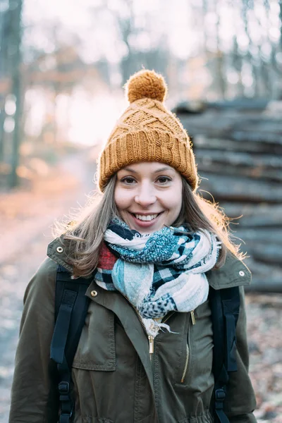 Vrouw in gebreide muts — Stockfoto