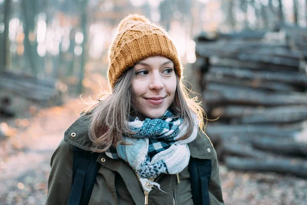 Женщина в вязаной шляпе — стоковое фото