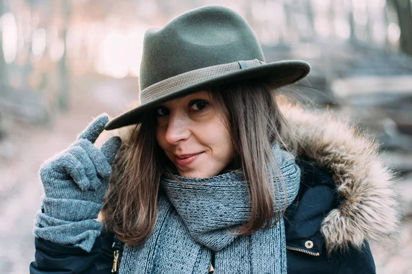 Mujer en sombrero de fieltro —  Fotos de Stock