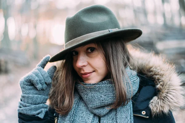 Vrouw in vilt hoed — Stockfoto