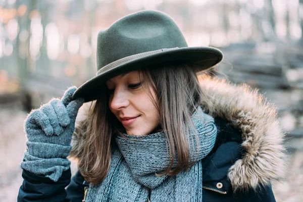 Woman in felt hat — Stock Photo, Image