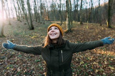  Kollarını açarak meditasyon kadın
