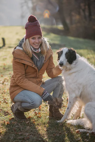 Vrouw met hond buiten spelen — Stockfoto