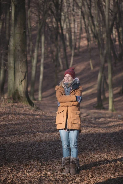 Kobieta stwarzających w lesie — Zdjęcie stockowe