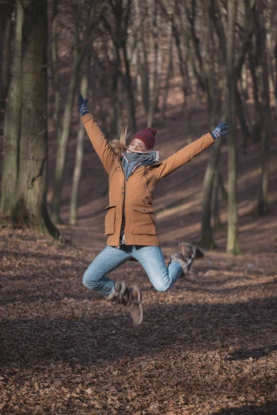 Vrouw springen in bos — Stockfoto