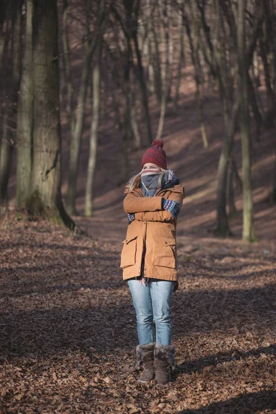 Donna in posa nella foresta — Foto Stock