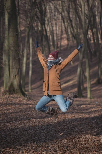 Femme sautant dans la forêt — Photo