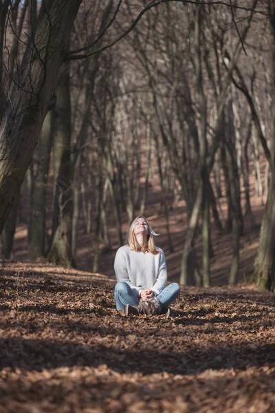 Mladá žena relaxační — Stock fotografie