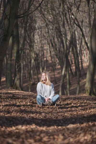 Mladá žena relaxační — Stock fotografie