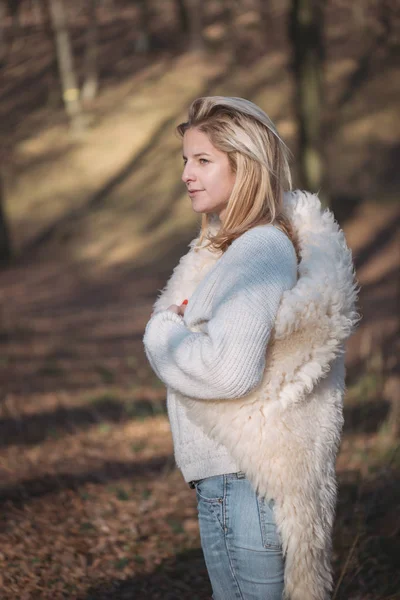 Blondine im Wald — Stockfoto