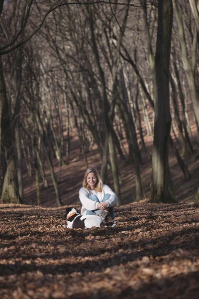 Giovane donna con cane — Foto Stock