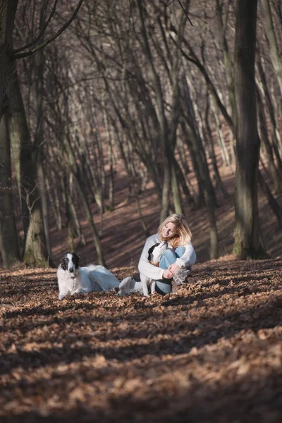 Giovane donna con cani — Foto Stock