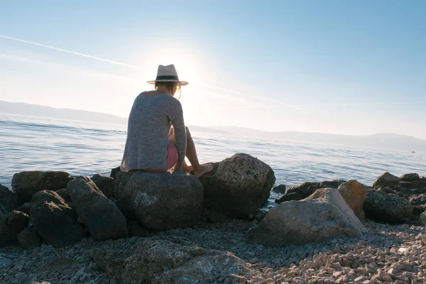 Jonge vrouw op zoek op zee — Stockfoto