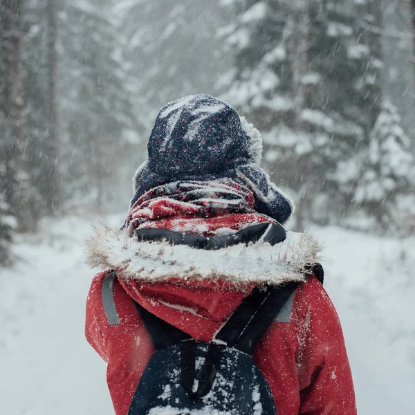 Fiatal nő szabadtéri, hóval borított hegyek és erdők — Stock Fotó