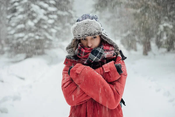 Fiatal nő szabadtéri, hóval borított hegyek és erdők — Stock Fotó