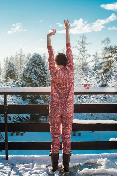 Femme insouciante sur le balcon. Profitez de la vue sur la nature enneigée . — Photo