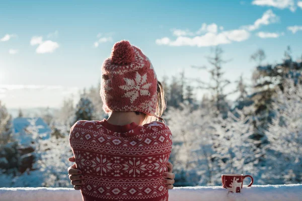 バルコニーで屈託のない女性。雪に覆われた自然の景色を楽しむ. — ストック写真