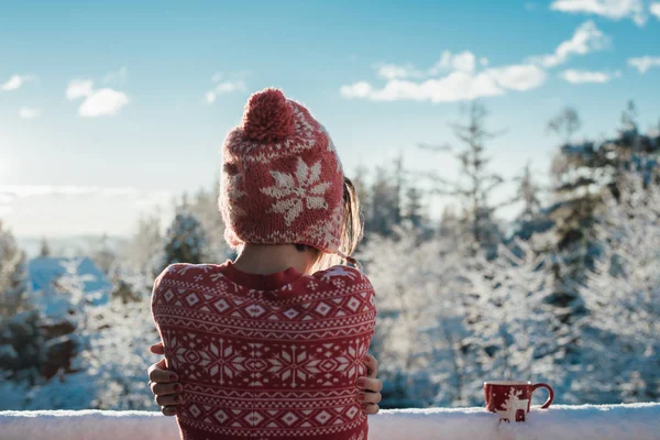 Mujer despreocupada en el balcón. Disfrute de la vista de la naturaleza cubierta de nieve . —  Fotos de Stock