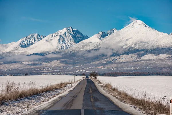 Estrada para as montanhas, conceito de inverno — Fotografia de Stock