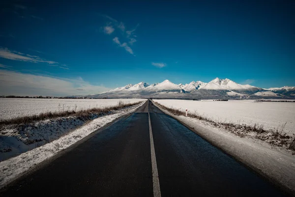 Autobahn in die Berge, Winterkonzept — Stockfoto