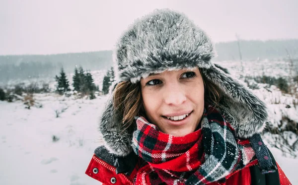 Winterurlaubskonzept, junges Frauenporträt. — Stockfoto
