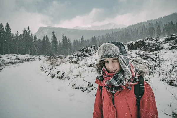 Jovem viajante mulher cintilar ao ar livre, conceito de inverno, retrato ao ar livre — Fotografia de Stock