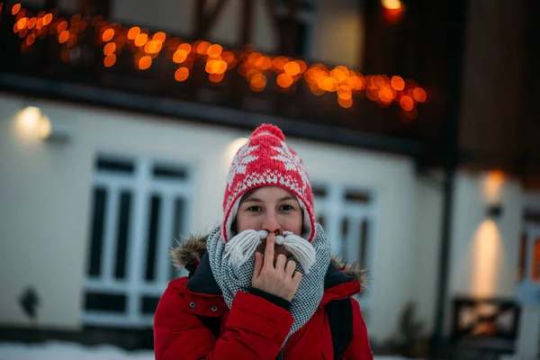 Menina no tempo de inverno — Fotografia de Stock