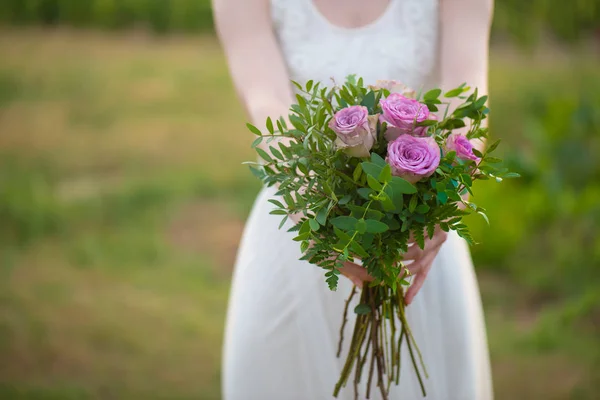 Bruid bedrijf bloemen — Stockfoto