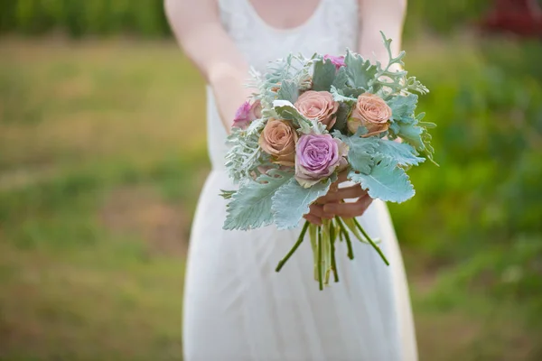 Sposa che tiene fiori — Foto Stock