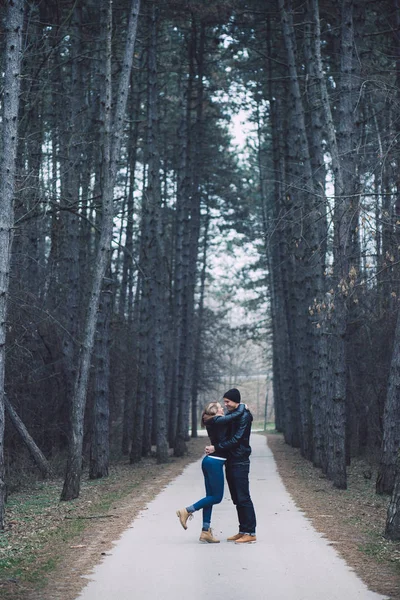 Verliefde paar in bos. Gelukkige paar in liefde poseren buiten. — Stockfoto