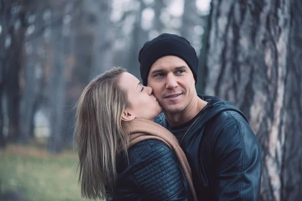 Happy loving couple in park. Outdoor portrait of young couple. — Stock Photo, Image